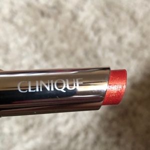 🎉💋👍🏻👀 HOST PICK 🎉🔥💋👍🏻Clinique Lipstick 💄